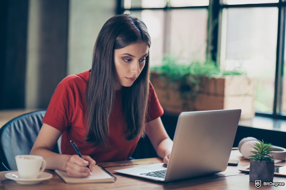 How to get free money online: a woman working with her laptop.