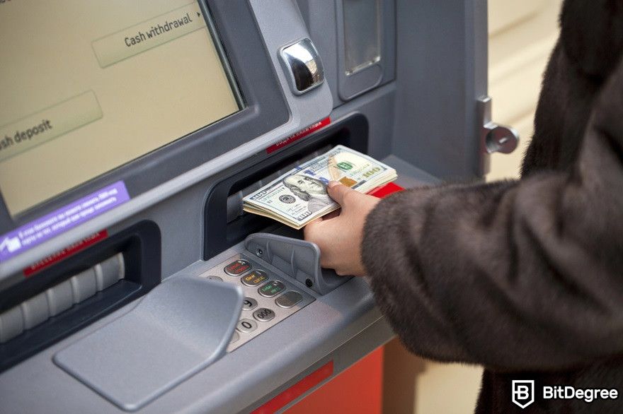 Cách chuyển tiền điện tử vào tài khoản ngân hàng: ai đó rút tiền từ máy ATM.