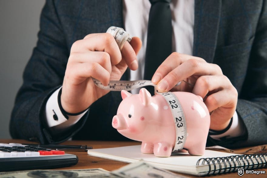 How to transfer money from one bank to another: a person measuring a piggy bank with a tape measure.