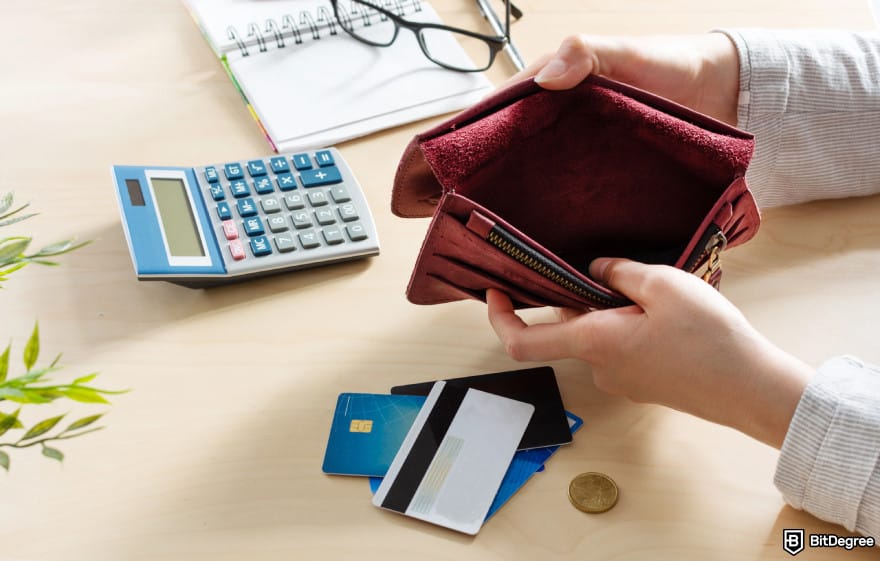 How to withdraw money from prepaid card online: woman holding wallet to illustrate card limit. How to withdraw money from prepaid card online: woman holding wallet to illustrate card limit.