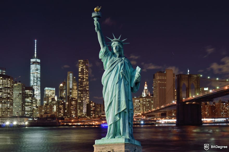 Is Bitcoin legal: the statue of Liberty with the Manhattan skyline.