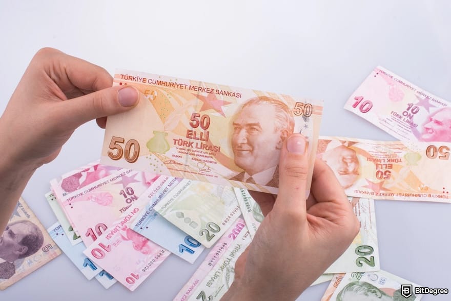 Is PayPal available in Turkey: a hand holding Turkish lira.