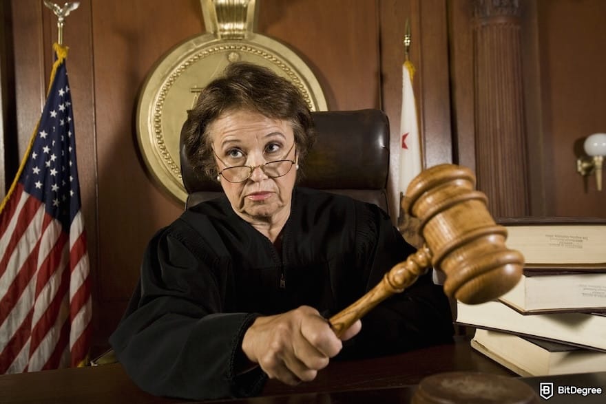 Is XRP dead: a female judge knocking a gavel.