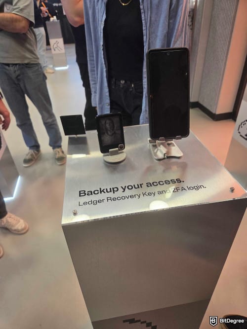 Reseña Ledger Nano Gen5: imagen en vivo de la conferencia de Ledger mostrando el Nano Gen5. Reseña Ledger Nano Gen5: imagen en vivo de la conferencia de Ledger mostrando el Nano Gen5.