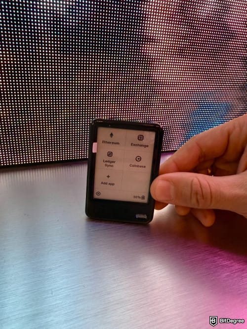 Reseña Ledger Nano Gen5: el dispositivo Ledger Nano Gen5 colocado en posición vertical. Reseña Ledger Nano Gen5: el dispositivo Ledger Nano Gen5 colocado en posición vertical.