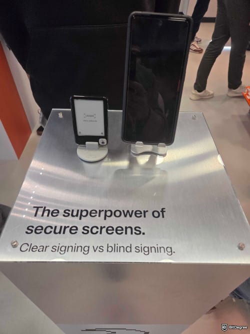 Ledger Nano Gen5 incelemesi: Ledger konferansından Nano Gen5'i gösteren canlı görüntü.