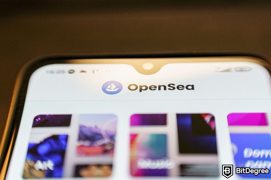 Agência de marketing de NFT: um celular exibindo o aplicativo do OpenSea.