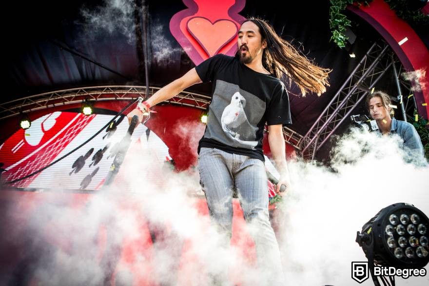 NFT âm nhạc: Steve Aoki biểu diễn trên sân khấu trong một buổi hòa nhạc trực tiếp.