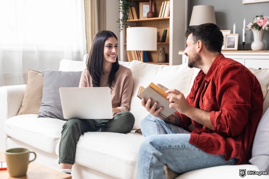 Online writing courses: two people organizing their time.