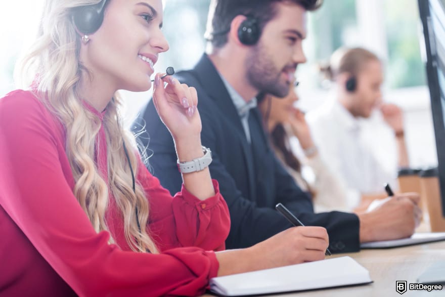 Royal Q review: a female customer support smiling next to her colleagues.