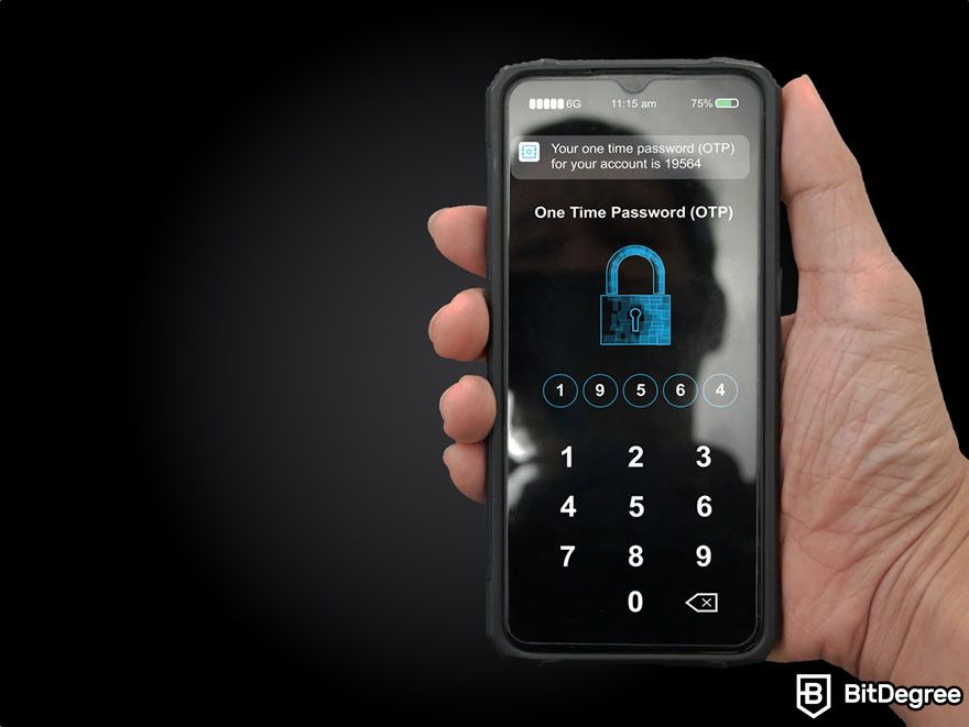 Token de software: uma pessoa segurando um smartphone exibindo uma página OTP.