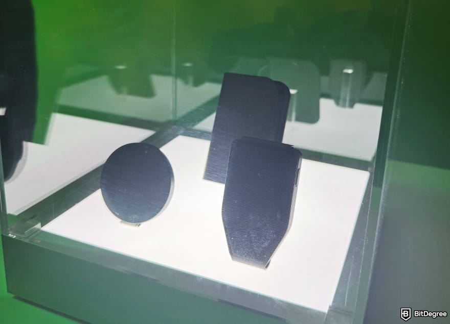 Обзор Trezor Safe 7: чехлы Trezor Safe 7 и магнитная зарядка.