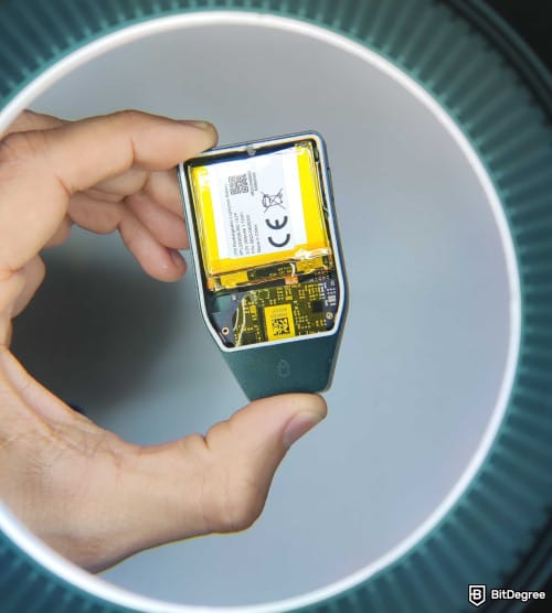 Обзор Trezor Safe 7: батарея кошелька.