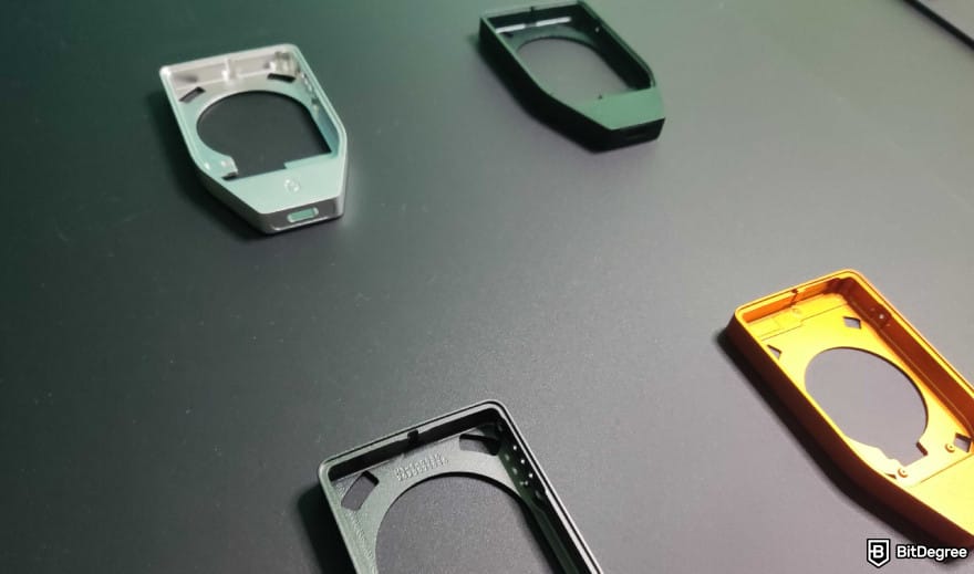 Обзор Trezor Safe 7: металлический корпус.