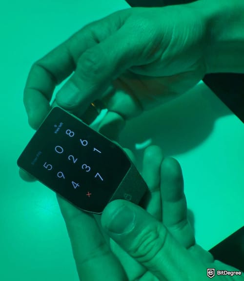 Обзор Trezor Safe 7: экран, где вводишь PIN.