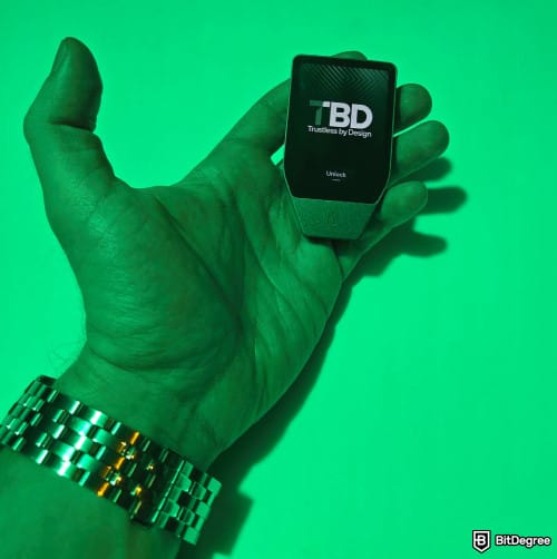 Обзор Trezor Safe 7: как Safe 7 выглядит в руке.