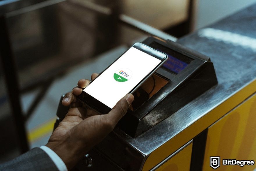 Tiền ảo là gì: Một người sử dụng Google Pay để giao dịch.