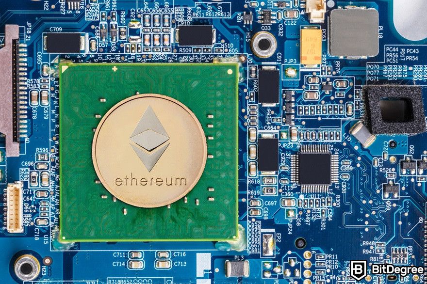 Tại sao tiền điện tử lại có hại cho môi trường: đồng Ethereum vàng trên chip máy tính.