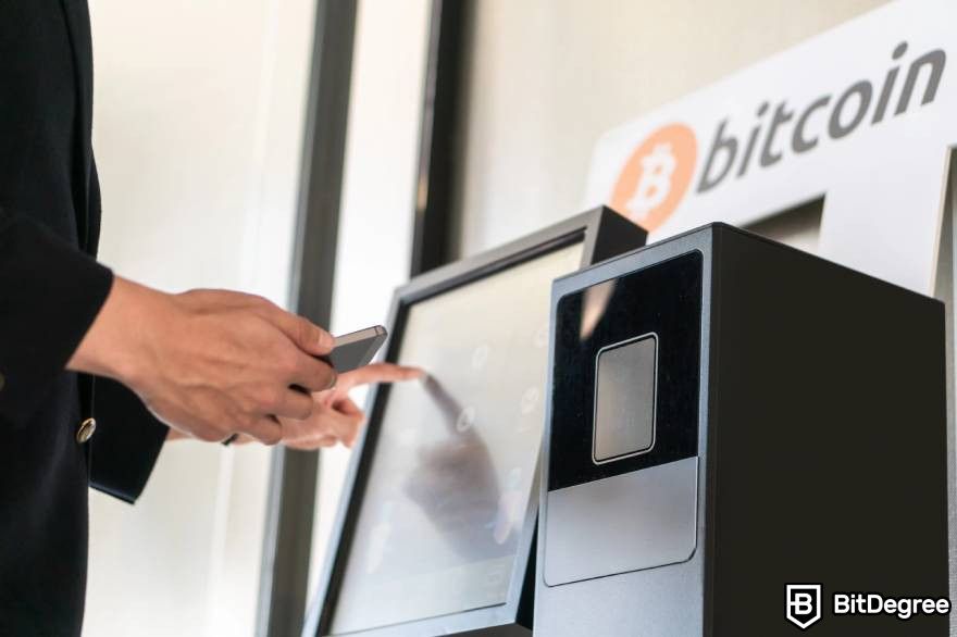 Tiền điện tử phục hồi: Một người đang sử dụng máy ATM Bitcoin để sử dụng tiền điện tử hàng ngày