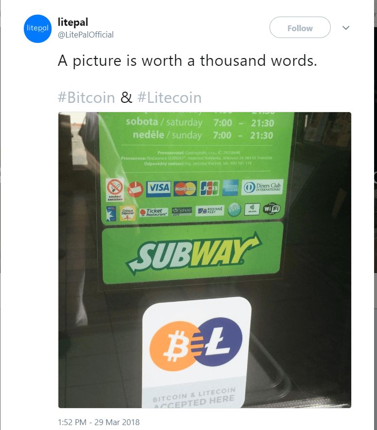 Melhores Altcoins de 2023: Logo de Bitcoin e Litecoin no metrô