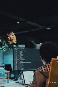 Python обучение: мужчина программирует.
