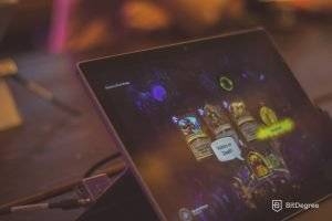 Komputer tablet menampilkan permainan Heartstone