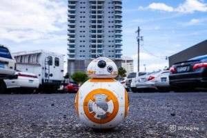 Apa itu machine learning: Ilustrasi robot Android BB-8 di kota.