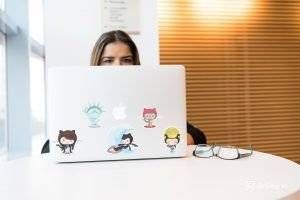 Ứng dụng Python là gì: cô gái với máy tính xách tay.