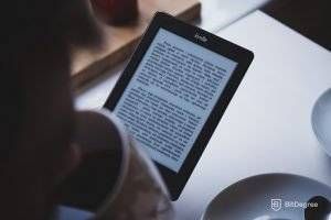 Buku cyber security: Membaca buku di kindle.