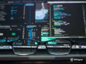 Kursus cyber security: Kacamata dan koding komputer.
