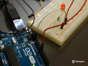 Arduino là gì: thiết bị sử dụng ngôn ngữ Arduino.