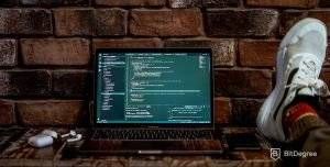 Frameworks PHP: Laptop mostrando código.