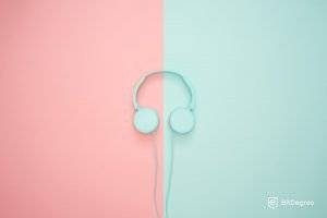 Framework CSS terbaik: Earphone pink dan hijau.