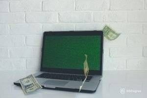 WordPress vs Drupal: ноутбук с деньгами.