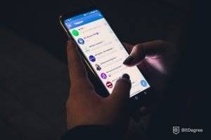 Mejores Bots Telegram: Persona en aplicación de mensajería.