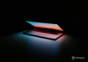 FTP клиент: ноутбук в тёмной комнате.