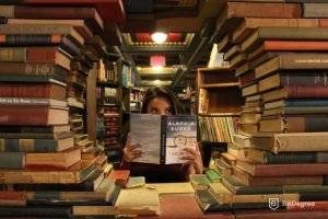 Librerías JavaScript: Persona detrás de libros en biblioteca.