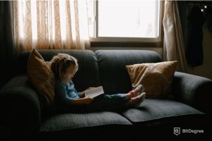 Программирование для детей: ребёнок читает.