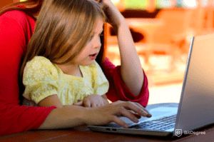Программирование для детей: девочка за ноутбуком.