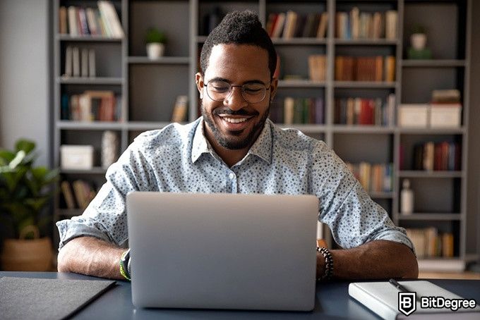 Ciência de Dados da Udacity: Homem feliz usando um computador.