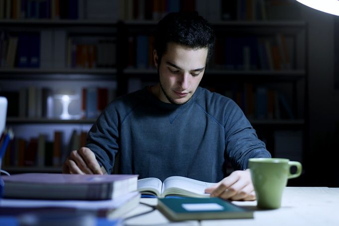 Learning How to Learn Coursera: seorang lelaki sedang belajar di malam hari.