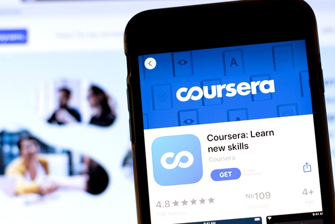 Python for Everybody Coursera: Aplikasi Coursera di layar sebuah telepon genggam.