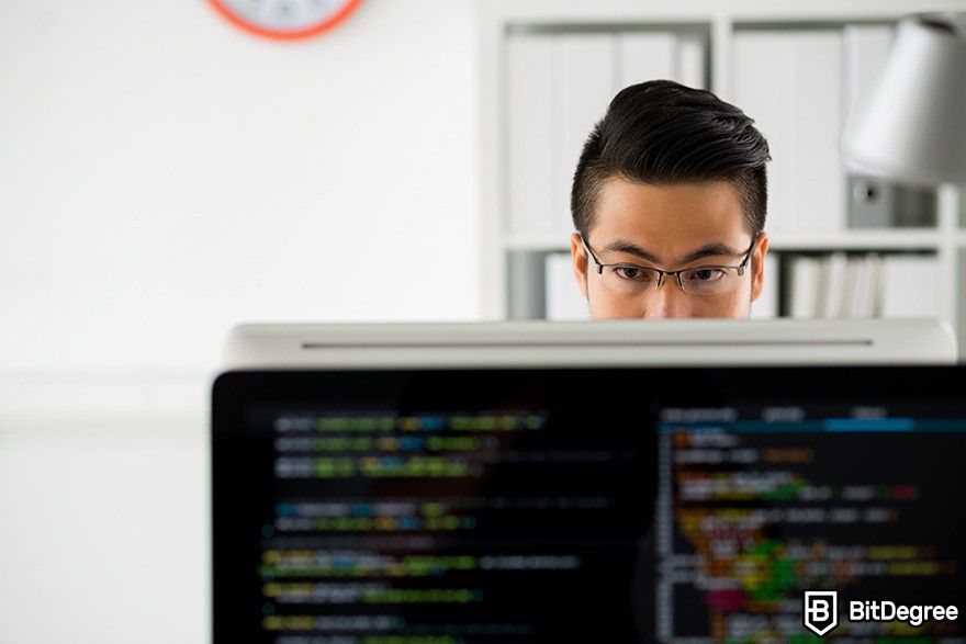 DataCamp Python: A man is sitting behind a monitor.