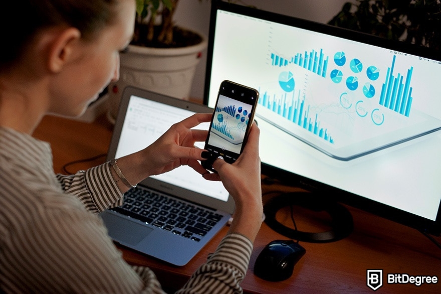 DataCamp Tableau: A person is looking at data on different screens.