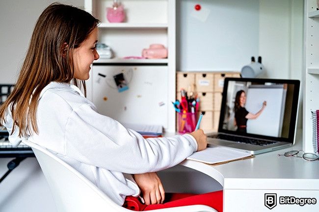 Học từ xa: Một phụ nữ đang xem video hướng dẫn trên máy tính xách tay của mình.