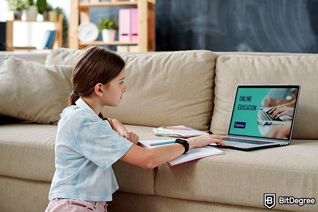 Học từ xa: Một cô gái đang sử dụng các công cụ giáo dục trực tuyến trên máy tính xách tay của mình.