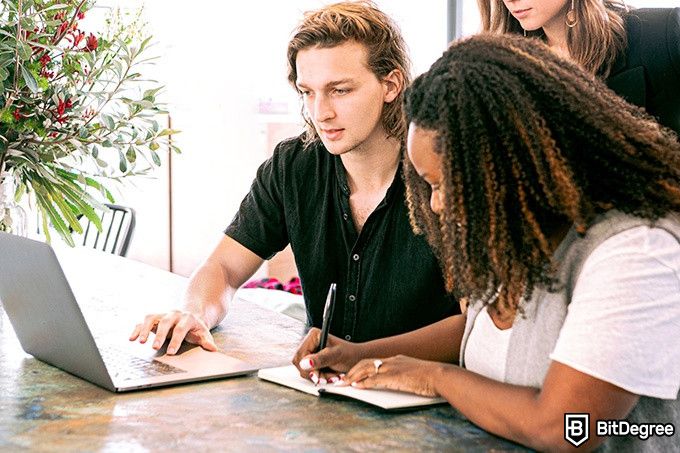 Digital Marketing Udemy: coworkers discussing a project.