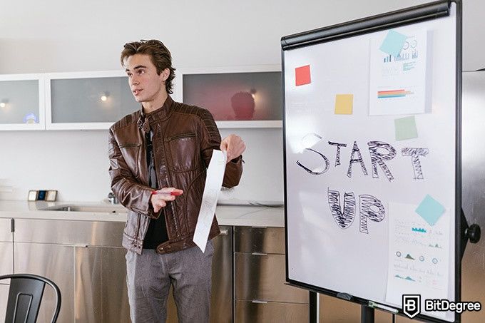 Digital Marketing Udemy: a guy presenting a startup.