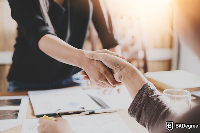 Harvard negotiation course: two people shaking hands.