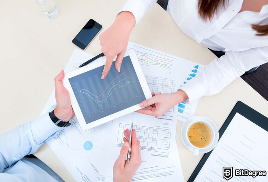 How to become a financial analyst: people analysing data. 